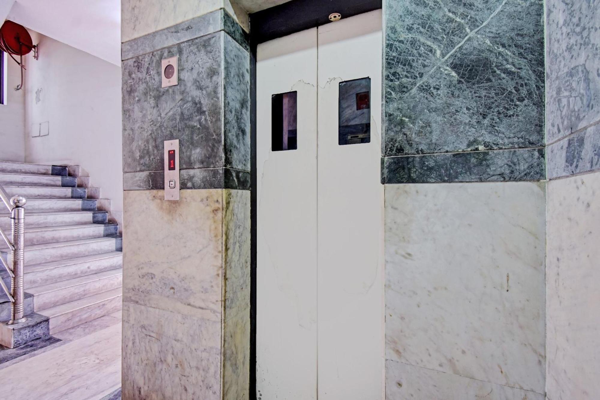 Collection O Motisarai Hotel Колката Екстериор снимка